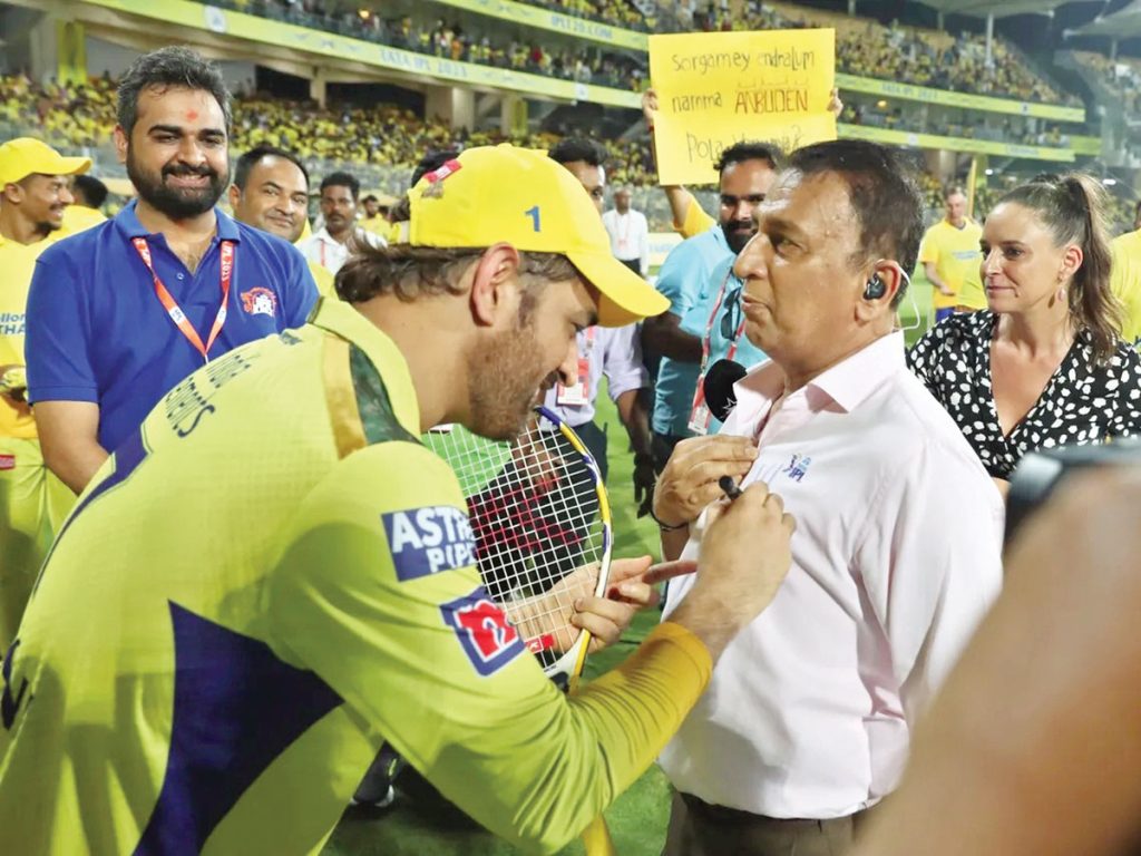sunil gavaskar getting autograph from ms dhoni